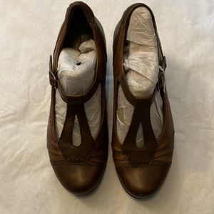 Earth Brand Brown Leather T-Strap Pump